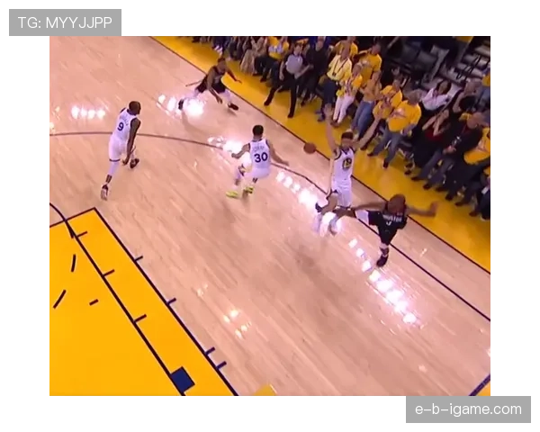 故意肘击犯规判罚标准，裁判如何精准识别和取证